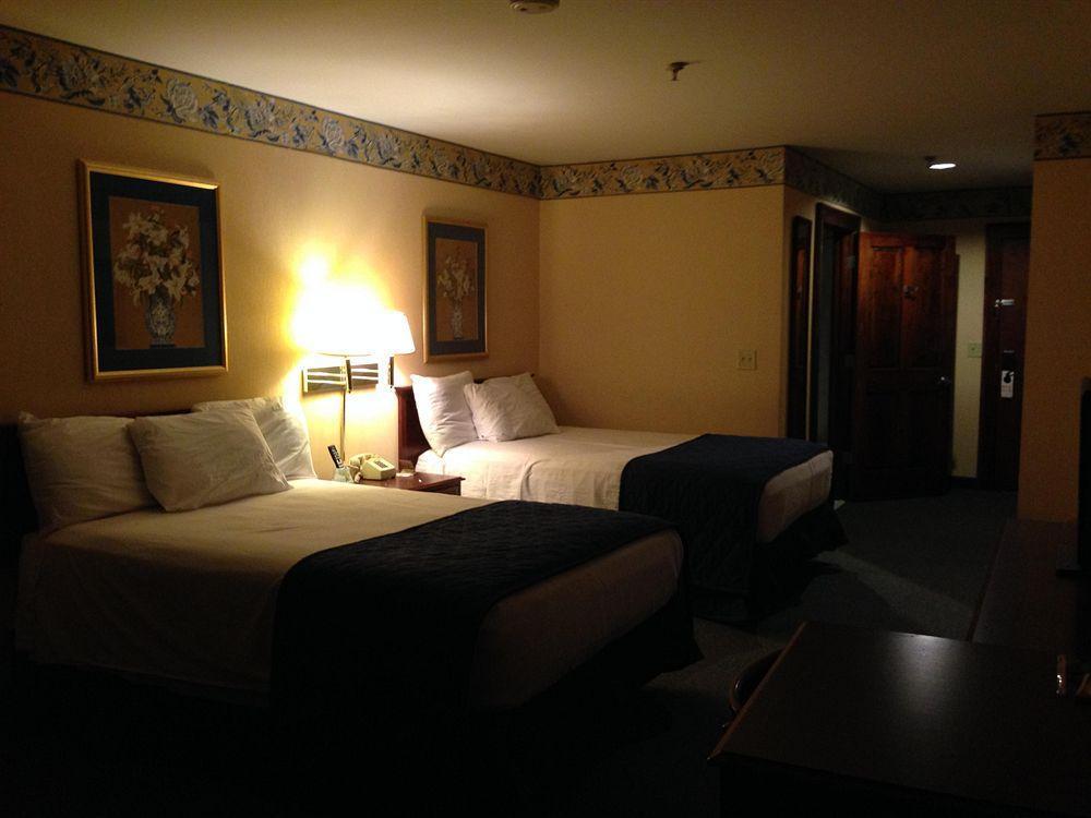 Greenville Inn & Suites Bagian luar foto