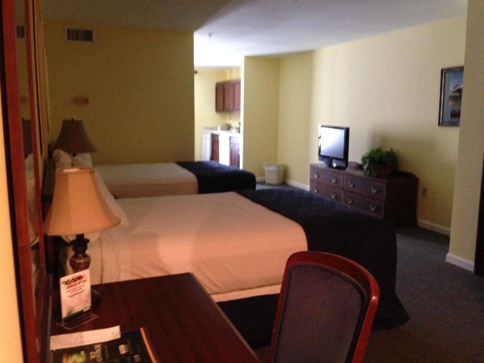 Greenville Inn & Suites Bagian luar foto